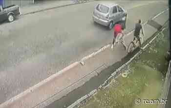 (VÍDEO) Bicicletas batem de frente em acidente, em Brusque - rc.am.br