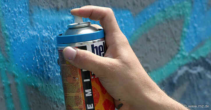 Heidelberg:  Mehrere Gebäude mit roter Farbe beschmiert