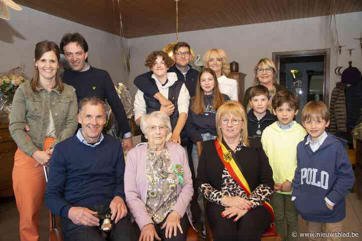 Maria blaast 100 kaarsjes uit