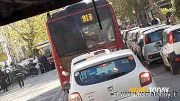 Si scontrano bus e scooter, due feriti