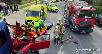 Automobilist knalt tegen geparkeerde minibus: man in kritieke toestand afgevoerd - Het Laatste Nieuws