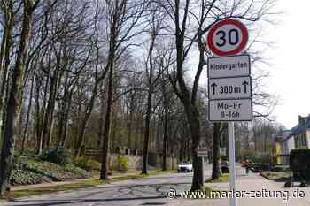 Unfall auf der Hülsstraße: 19-Jährige landet mit ihrem Auto an einem Baum - Marler Zeitung