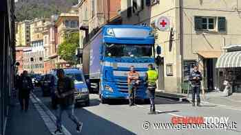 VIDEO | Voltri, tir guasto in mezzo alla strada, disagi traffico, bus costretto a passare sul marciapiedi - GenovaToday