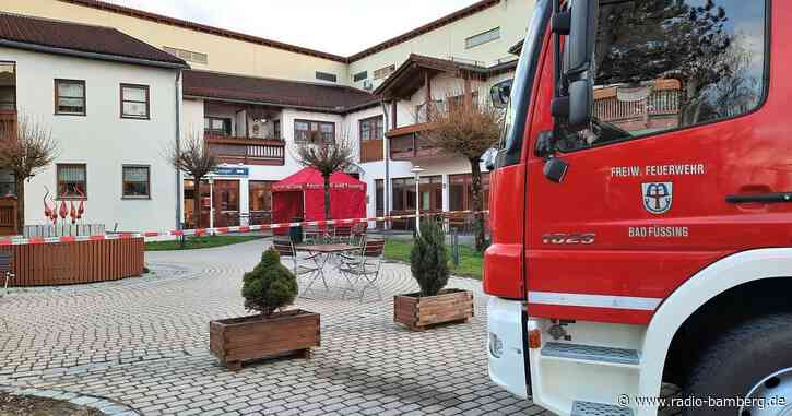 Mann zündet sich Zigarillo an und stirbt