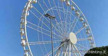 Lago di Garda, installata e subito rimossa la ruota panoramica più alta d'Italia - Trentino