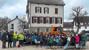 Markungsputzete 2022: Wilder Müll aus   Vollmaringen dient zunächst noch      als Ausstellungsobjekt