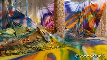 Louis Vuitton porta alla Biennale di Venezia l'opera dell'artista tedesca Katharina Grosse - Vogue Italia