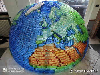 Il mondo fatto con 14mila bottiglie di plastica: l'opera ambientalista cerca casa - Libertà