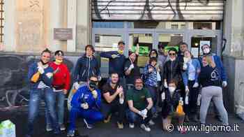 Trenta cittadini volontari all’opera per ripulire il mercato comunale - IL GIORNO