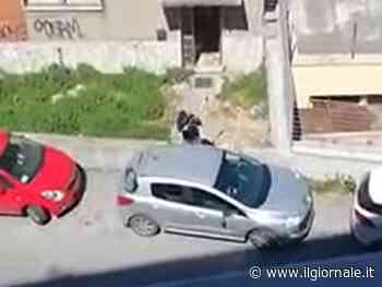 "Qui non si parcheggia". Il 73enne prende l'ascia e distrugge l'auto sotto casa