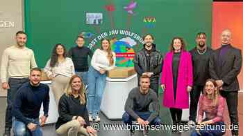 Wolfsburger zeigen Flagge für eine bunte Gesellschaft