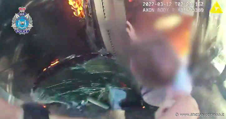 L’auto va a fuoco dopo l’incidente e il conducente rimane intrappolato: il salvataggio da film delle forze dell’ordine – Video
