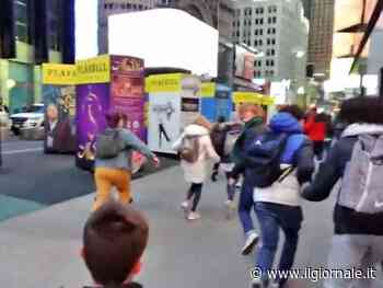 Scoppia un tombino a Times Square: scene di panico a New York
