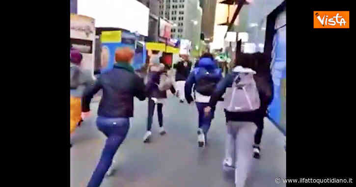 Panico a Times Square, le persone fuggono per le strade: è esploso un tombino – Video