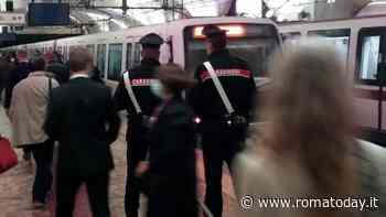 Due borse di tela ed una spilla da balia per borseggiare i passeggeri della metro