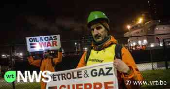 Greenpeace-activisten ketenen zich vast aan sluis en houden 6 uur lang Russische olietanker tegen in Antwerpse haven - VRT NWS