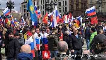 Krieg gegen die Ukraine: Polizei trennt pro-russische und pro-ukrainische Demos in Frankfurt - hessenschau.de