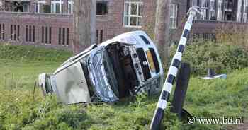 Automobiliste rijdt tegen boom op de Graaf van Solmsweg in Den Bosch - BD.nl
