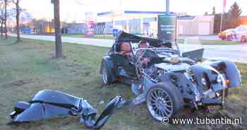 Dure, open sportwagen schiet in Nijverdal van de weg en ramt boom - Tubantia