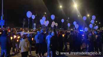Marco Lelli Ricci, centinaia di fiammelle per ricordarlo. Il corteo fino alla scuola media - il Resto del Carlino