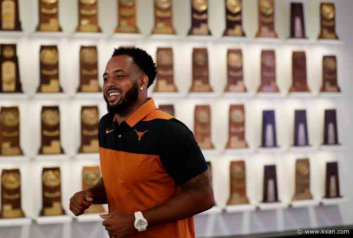 Longhorns linebacker Derrick Johnson donates thousands to Austin ISD libraries