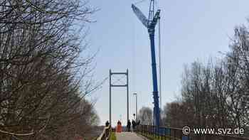 Arbeiten bald beendet: Pylon der Plümperwiesenbrücke in Parchim steht wieder - svz – Schweriner Volkszeitung