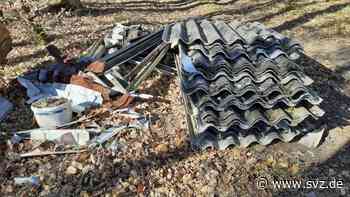 Kiekindemark bei Parchim: Täter entsorgen 40 Asbestplatten illegal im Wald - svz – Schweriner Volkszeitung