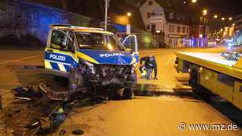 Polizeiwagen kracht gegen Ampelmast in Siegen - keine Verletzten - Mitteldeutsche Zeitung