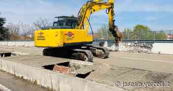 Vercelli, cavalcaferrovia: proseguono i lavori di smantellamento - La Sesia | Cronaca