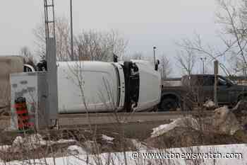 Transport overturned on Thunder Bay Expressway near Red River Rd. (7 PHOTOS) - Tbnewswatch.com