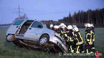 Renault kommt in Trostberg von Fahrbahn ab und überschlägt sich