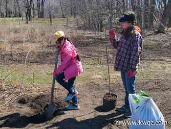 QCA students plant new trees at Illiniwek Forest Preserve - KWQC