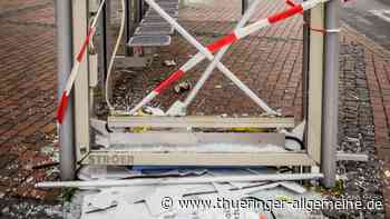 Jugendliche bewerfen Haltestellen und Straßenbahn mit Steinen – Polizei schnappt sie auf frischer Tat - Thüringer Allgemeine