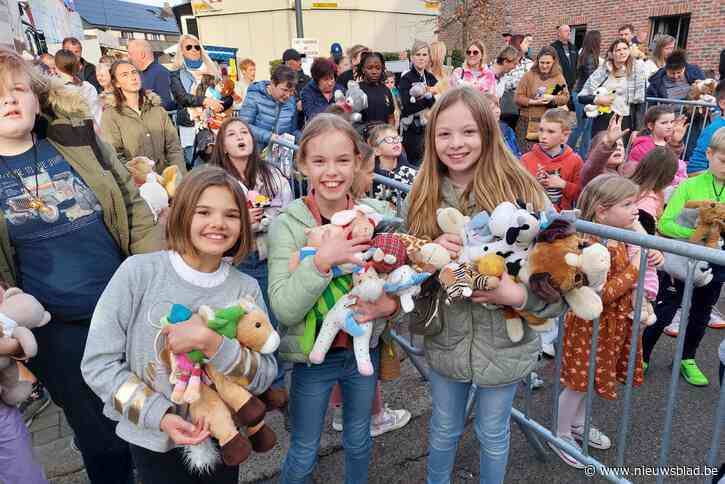 Prinsenpaar Kris I en Wendy I gooien beertjes