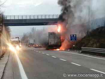 Paura in superstrada: mezzo in fiamme sulla Avezzano - Sora. Soccorsi sul posto - ciociariaoggi.it
