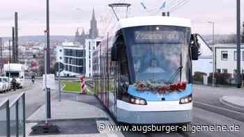 Auto kracht gegen Straßenbahn: 26-Jährige kommt nach Unfall in die Klinik