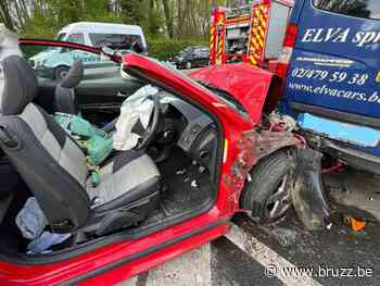 Bestuurder zwaargewond nadat hij inrijdt op geparkeerde schoolbus in Sint-Agatha-Berchem - BRUZZ