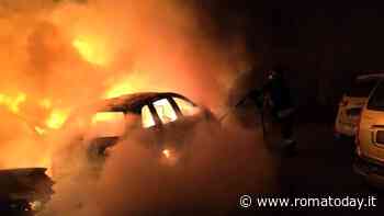 Incendio distrugge due auto e ne danneggia una terza