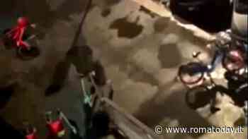 Getta i monopattini nel sottopasso e viene ripreso, vandalo "inguaiato" dai social