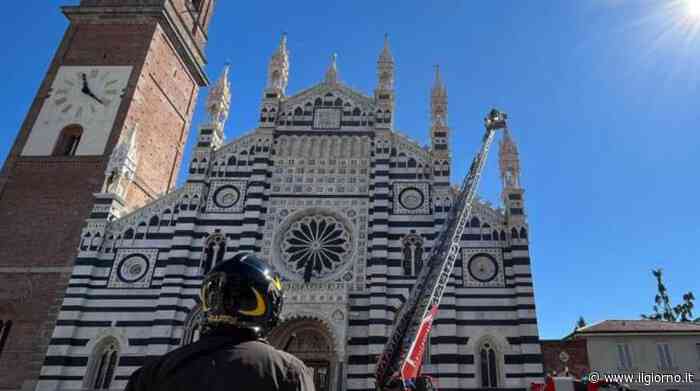 Monza, Duomo transennato dopo la caduta della croce che ha colpito un bimbo di 5 anni - IL GIORNO