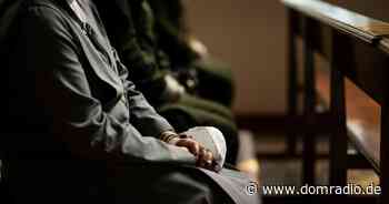 Bistum Hildesheim empfiehlt weiter Abstand und Masken - DOMRADIO.DE