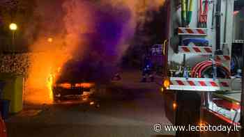 Paura per un'auto distrutta da un incendio a Lecco - LeccoToday