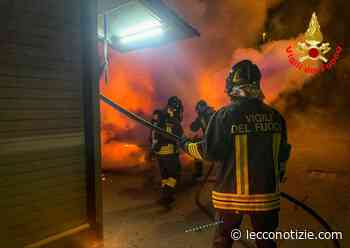 Lecco, auto in fiamme nella notte: Vigili del Fuoco al lavoro - Lecco Notizie