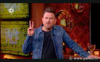 Met twee vingers omhoog bepleitte Johnny de Mol zijn onschuld: 'Er is niets van waar' - Parool.nl