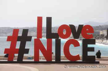 La structure #ILoveNice et les chaises bleues de la promenade des Anglais aux couleurs de l’OGC Nice