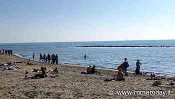 Ostia, la stagione balneare parte in salita: “Le spiagge libere sono senza bagnini”
