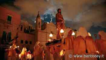 Le statue si muovono lente all'alba del giorno della Passione: a Molfetta l'antica processione dei cinque misteri del Venerdì Santo - BariToday