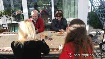 Ucraina, coppia di 73enni di Bari apre casa a una madre con due figlie in fuga dalla guerra: "Ora siamo una famiglia allargata. Lo facemmo anche ai tempi della Vlora" - La Repubblica