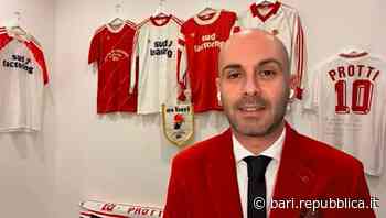 Il meteorologo Alex Guarini: "Colleziono maglie del Bari, ne ho 110. E sogno di tornare presto in A" - La Repubblica