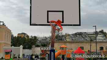 Bari, canestro staccato nel parco Rossani, Decaro: "Non è un atto vandalico. Montato male, chiedo scusa" - La Repubblica